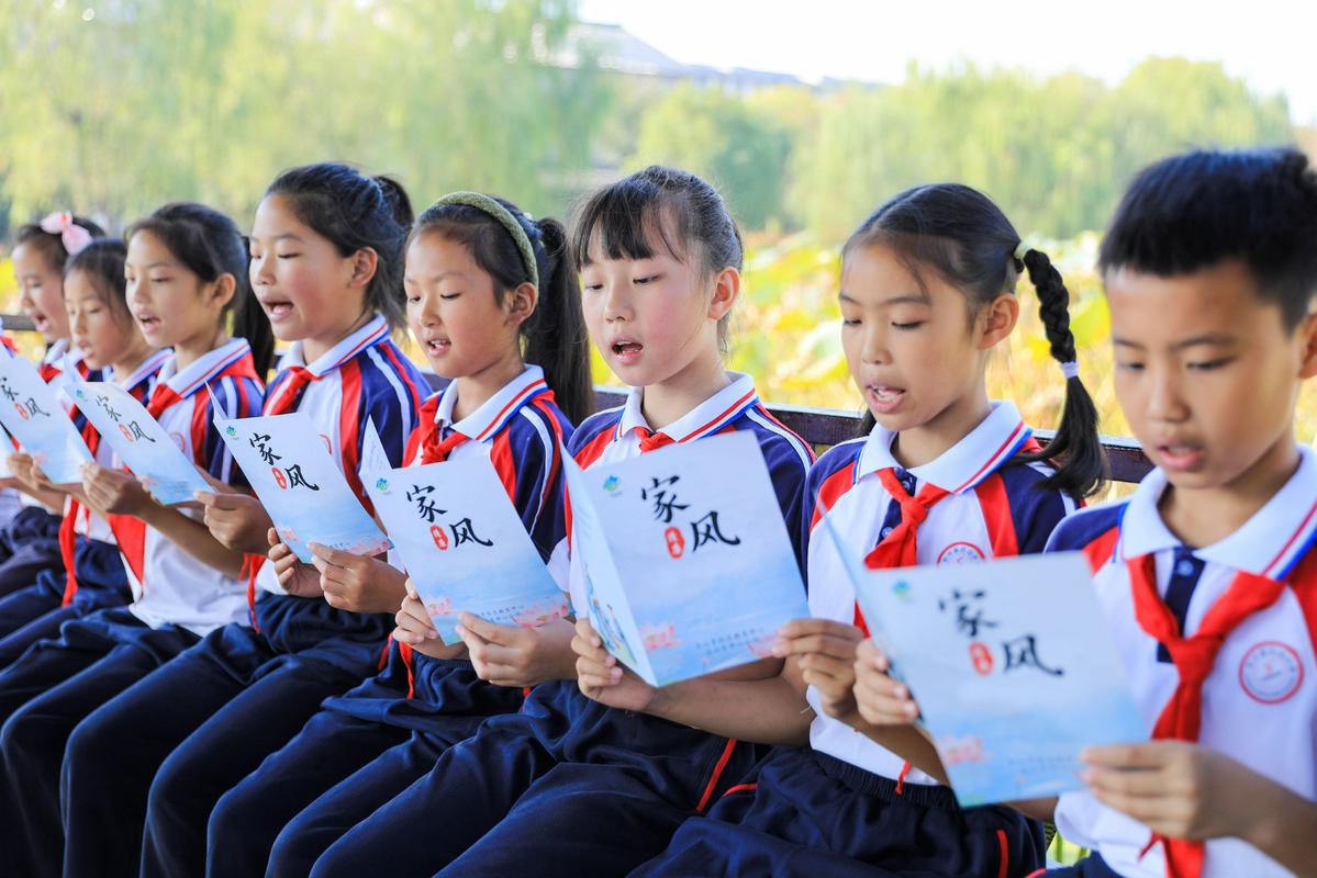户外课堂学生齐读古诗文现场