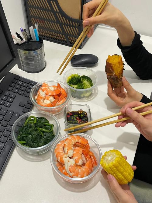 上班族手机随手拍膳食记录场景图