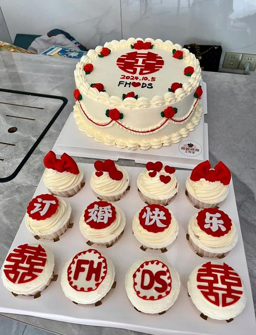 翻糖订婚蛋糕与奶油蛋糕对比图