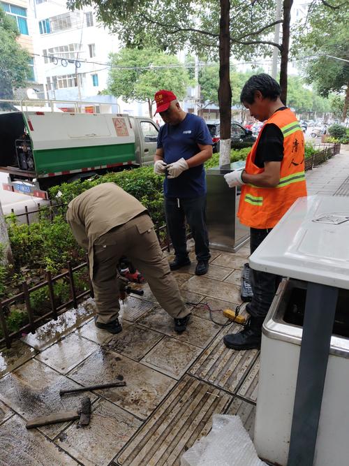 南京新建小区公共设施维护现场