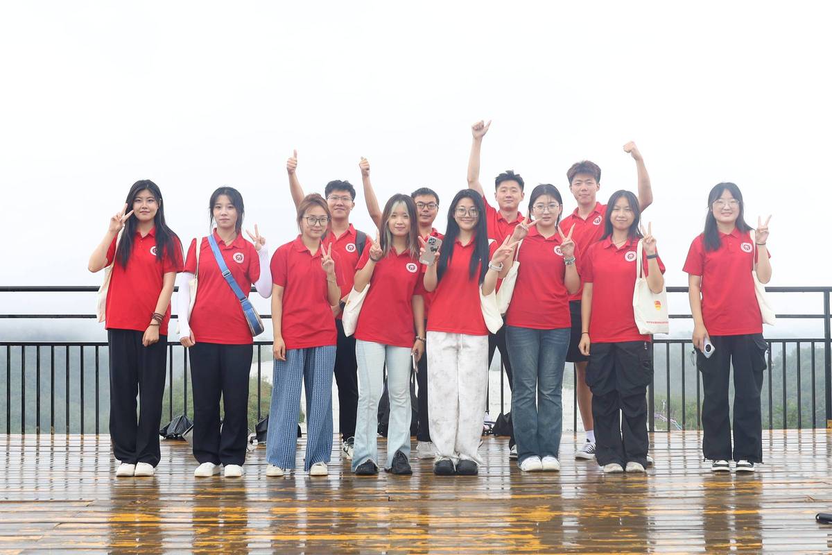 大学生课余社团职业体验活动合影