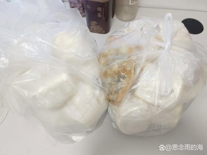 木质厨房台面上放着半袋吃剩的北方馒头