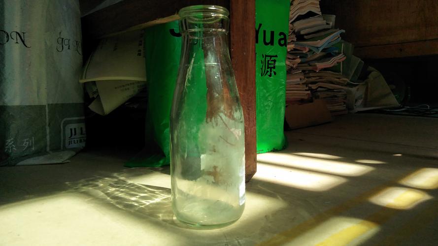 老学校传达室门口月光下的空玻璃酒瓶