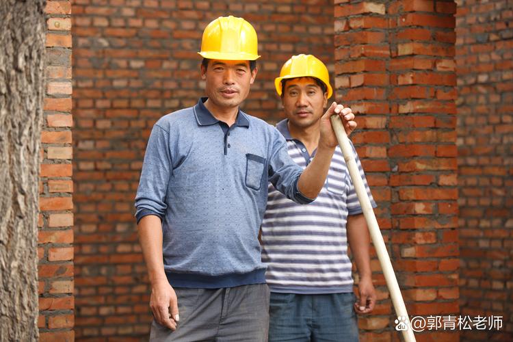 戴着安全帽的父亲与儿子在工厂前