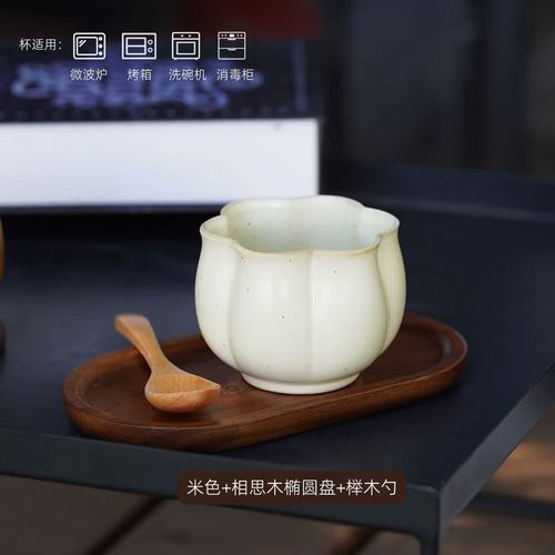 榉木床头柜上米白色窑变粗陶水杯