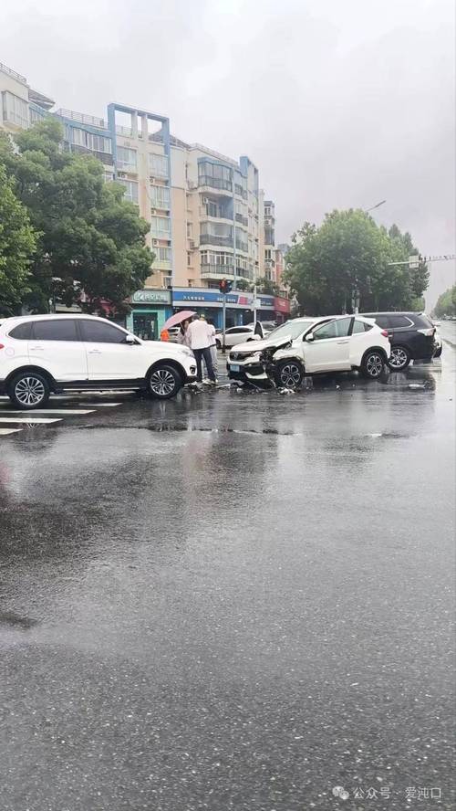 雨天城市路口交通事故现场实拍图