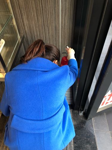 工厂消防通道里独自喝热水的职场妈妈侧影