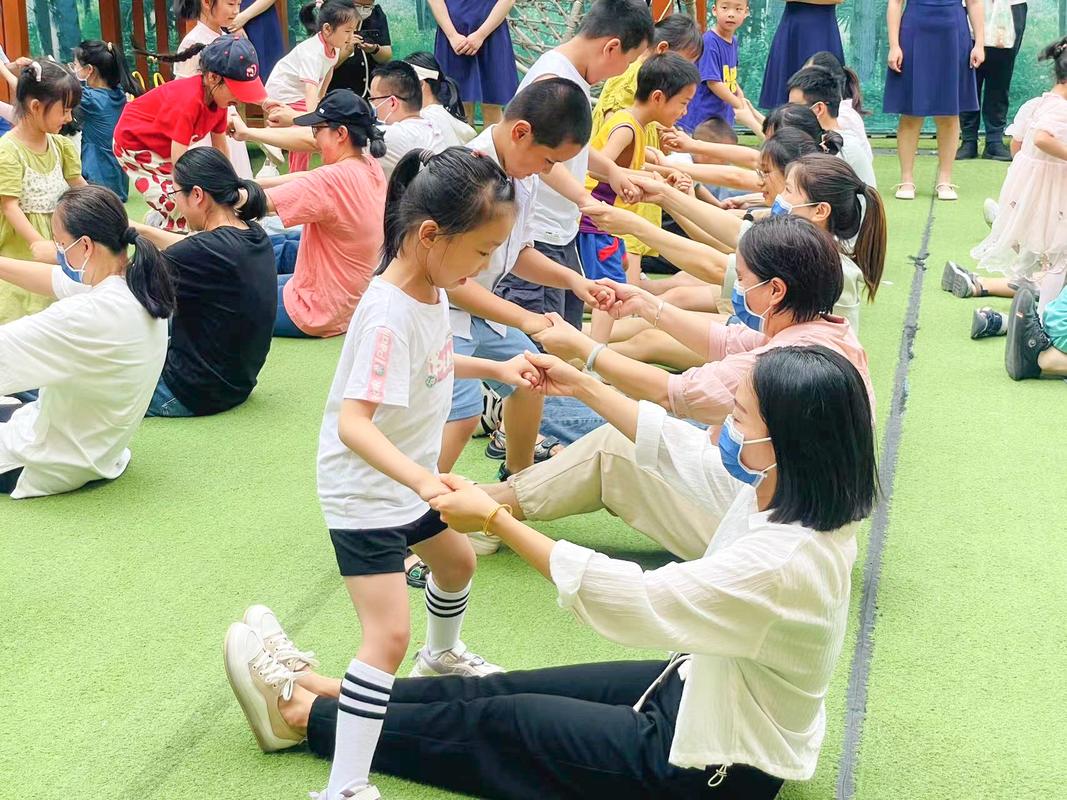 幼儿交友困难亲子互动场景实拍