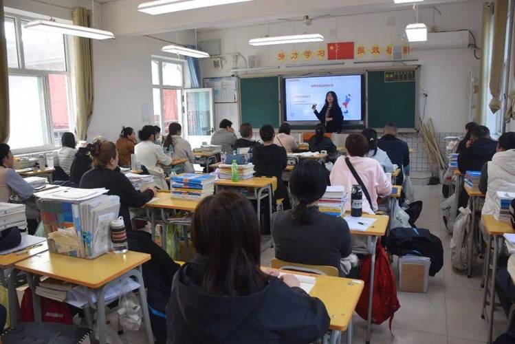 学校家长会散场后排空教室