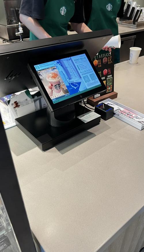 街边奶茶店桌面上日常使用的中端智能手机