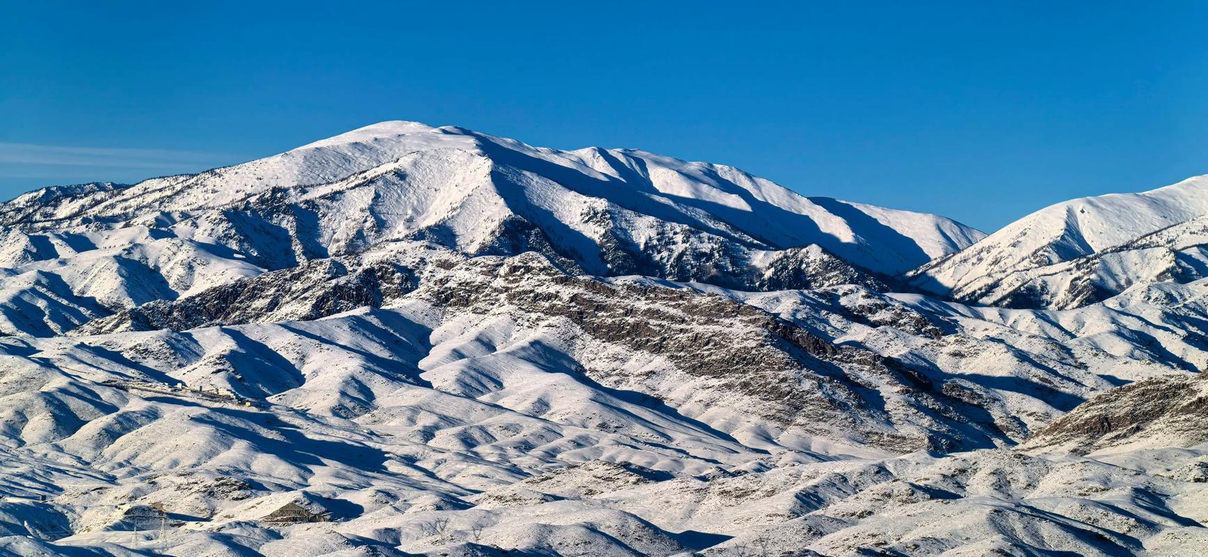 新疆阿勒泰将军山野雪区