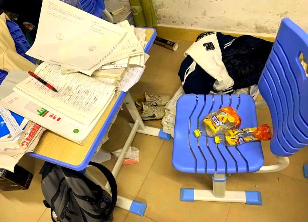 孩子凌乱书桌注意力分散场景