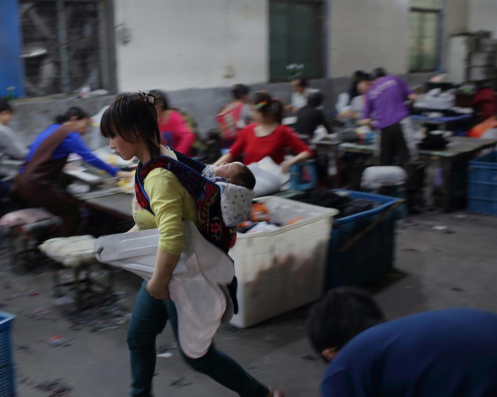 工业区务工人员子女在工厂门口等家长