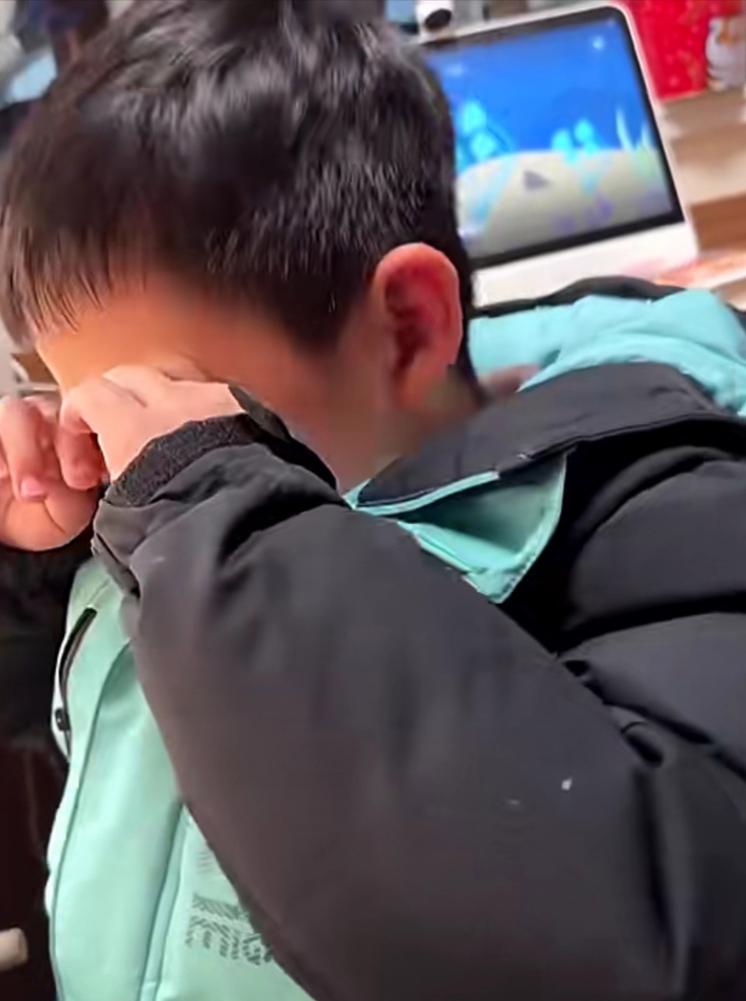 幼儿园孩子被迫写字哭泣