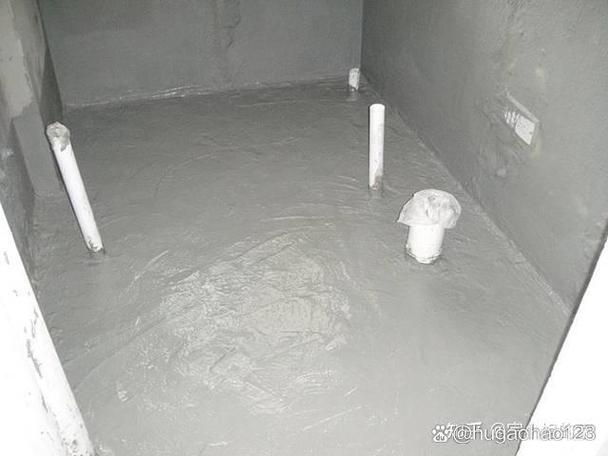 冷色调卫生间深灰色瓷砖防水闭水试验现场