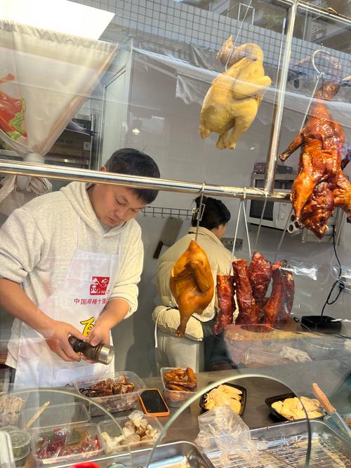 广州街头烧腊店明档师傅切烧鹅