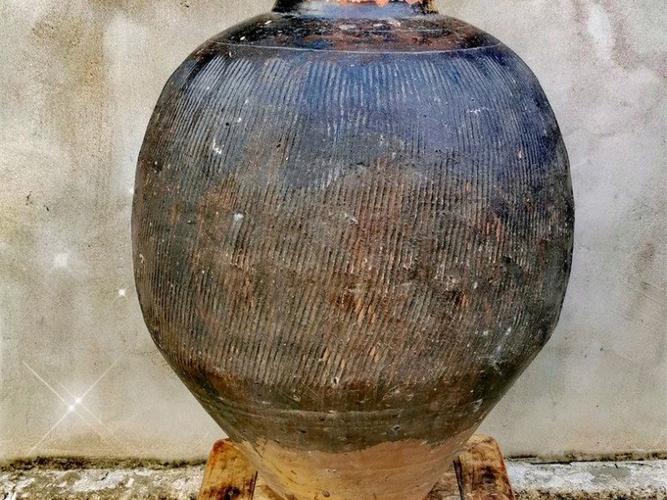 农村宅基地基建出土清代可移动文物瓷罐