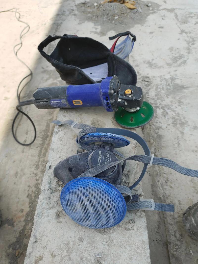 施工现场墙面打磨机器操作图
