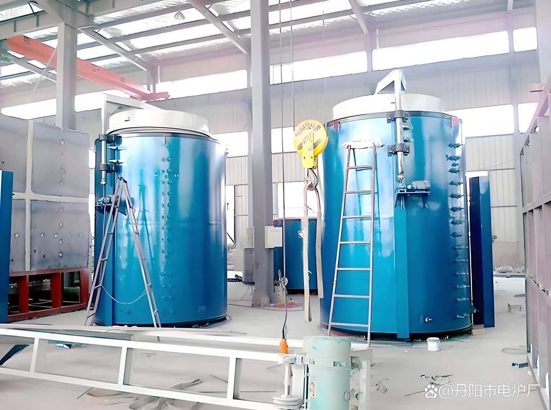 工业车间在用的井式渗碳炉实拍