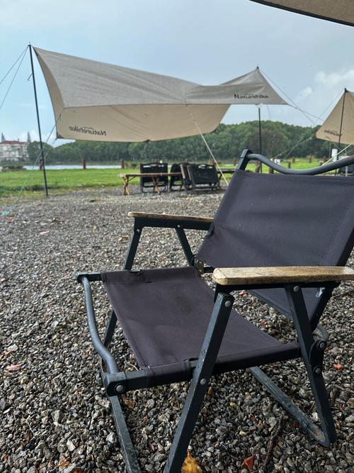 南漳峡门口水库麻栎树下的折叠露营椅