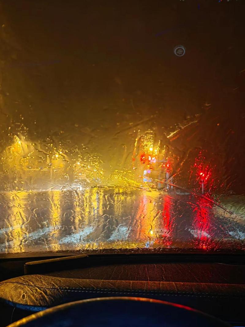 暴雨天气下无人驾驶汽车摄像头模糊成像效果