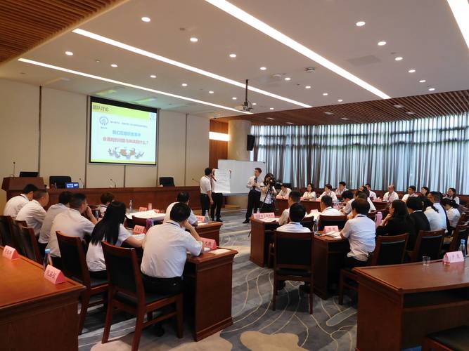 企业中层领导力培训课堂现场 学员围坐讨论