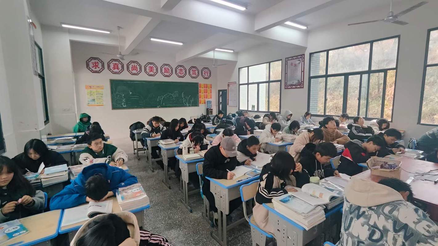 乡村中学公费师范生课堂教学场景