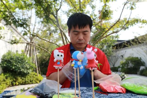 捏面人摊子前挪不开脚的小孩