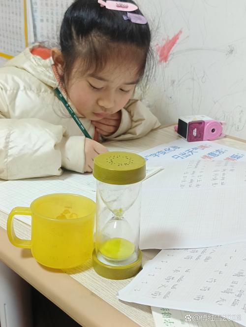 孩子翻转沙漏开始写作业的亲子互动场景图
