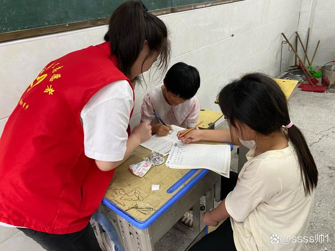 工业从业者陪孩子一起翻看优点存折合影