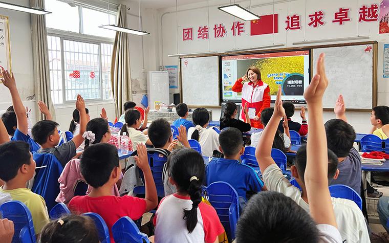 课上学生举手提问老师主动求知真实课堂场景
