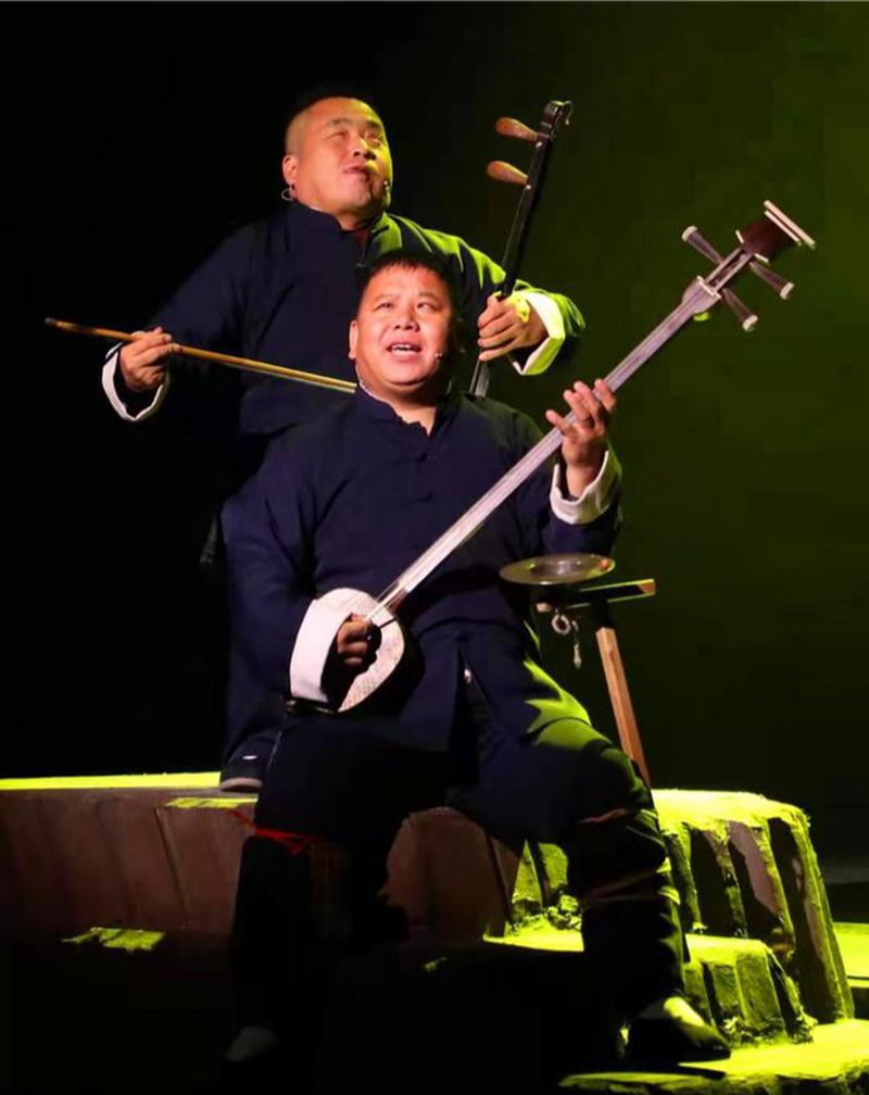 茶馆里弹三弦的盲人