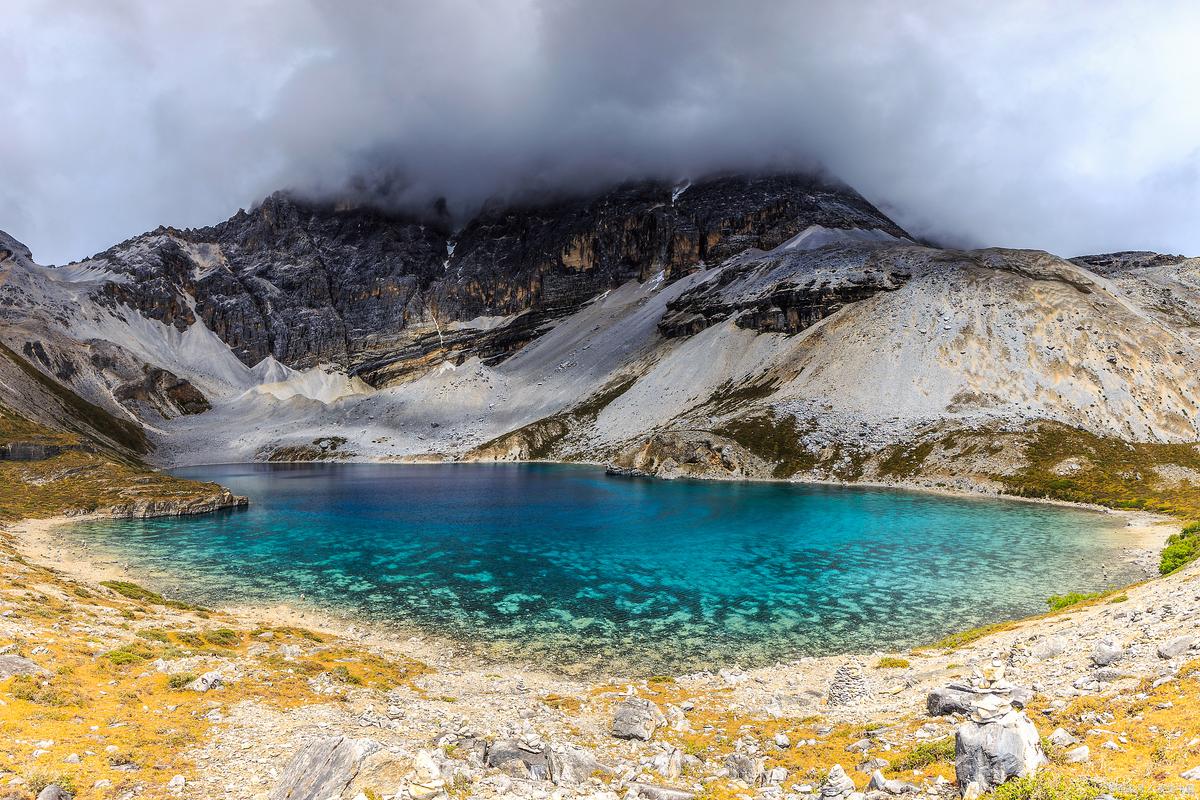稻城亚丁秋季牛奶海雪山环绕风景