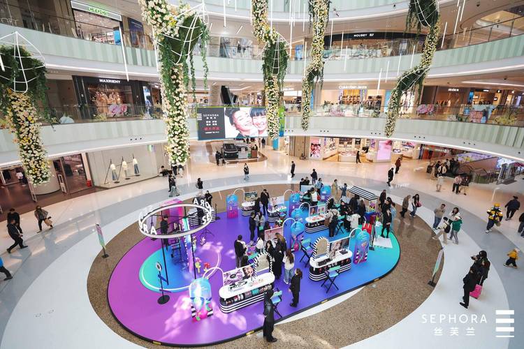 国货美妆线下商场快闪店现场图