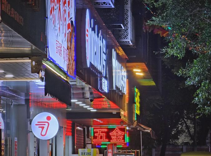 夜晚用手机长焦拍摄街道灯牌对比样张
