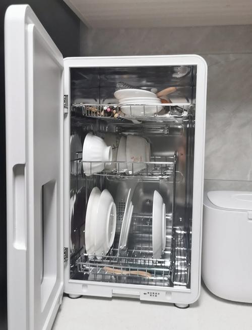 家用高温消毒柜清洁餐具实拍