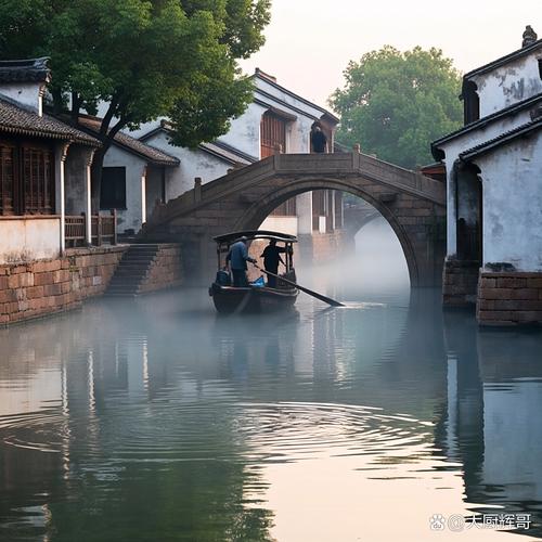 周庄古镇清晨雾中水巷