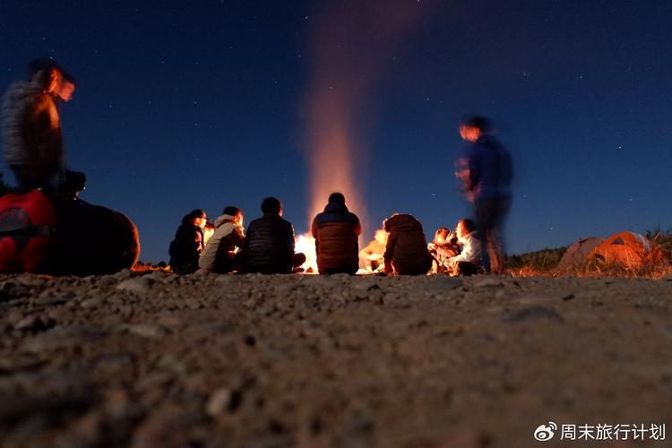 戈壁滩发射场工程师发射成功后围坐烤串