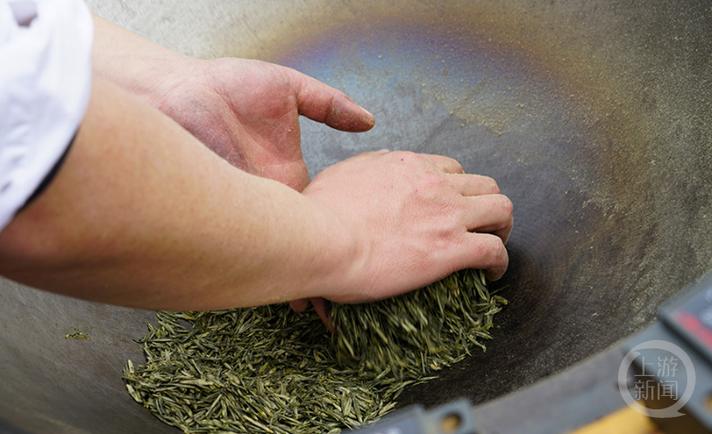 湖北南漳茶农手工铁锅炒制磨坪贡茶现场