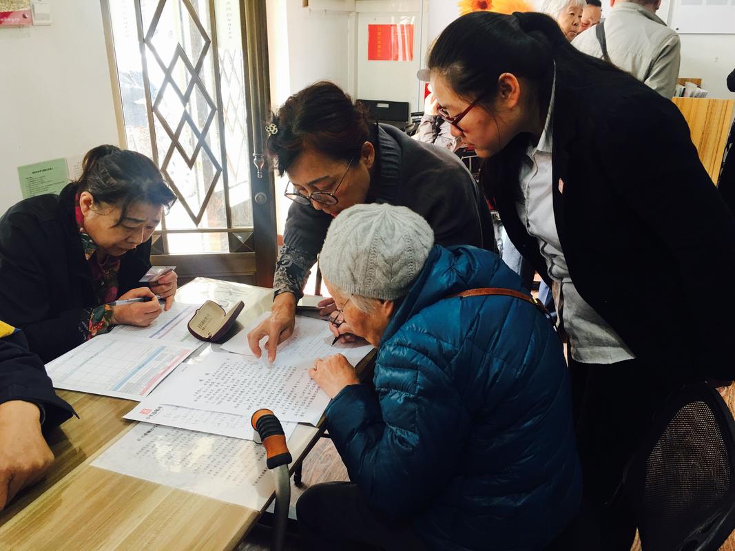 老年人跟律师咨询遗嘱纠纷场景图