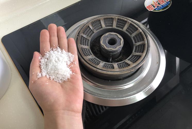 厨房台面上正在融化的食盐颗粒