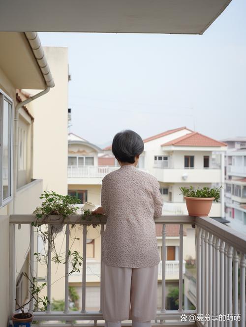妈妈站在阳台扶着栏杆深呼吸身后客厅留着暖黄灯光