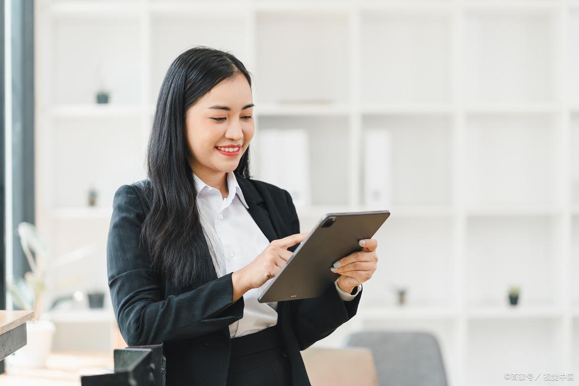 职场女性在会议中举手示意保持话语权