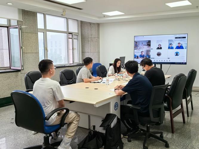 企业研究院里博士与工程师讨论技术方案