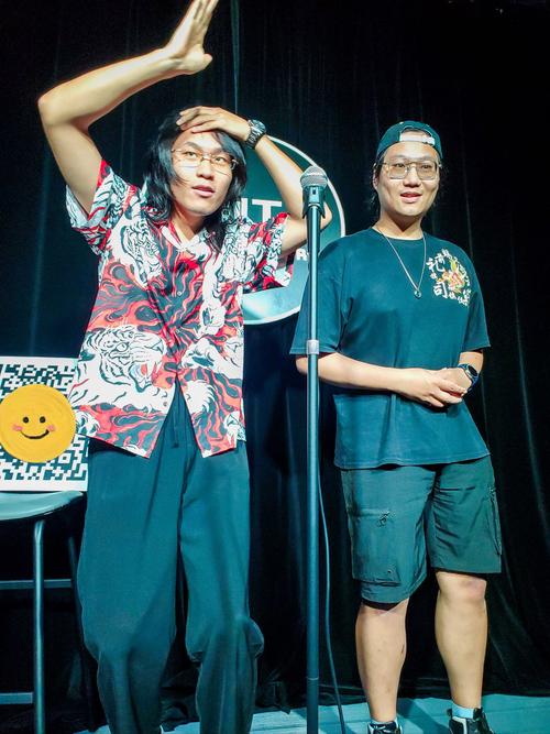脱口秀演员开放麦演出手持麦实拍