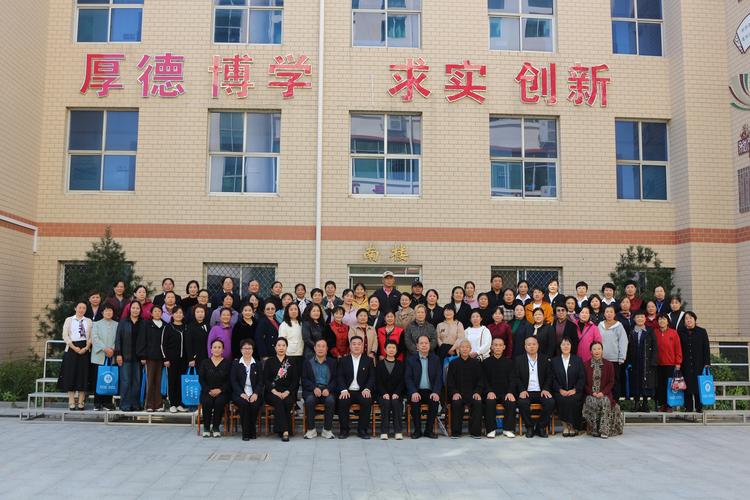 某大学MPA毕业典礼上学员合影
