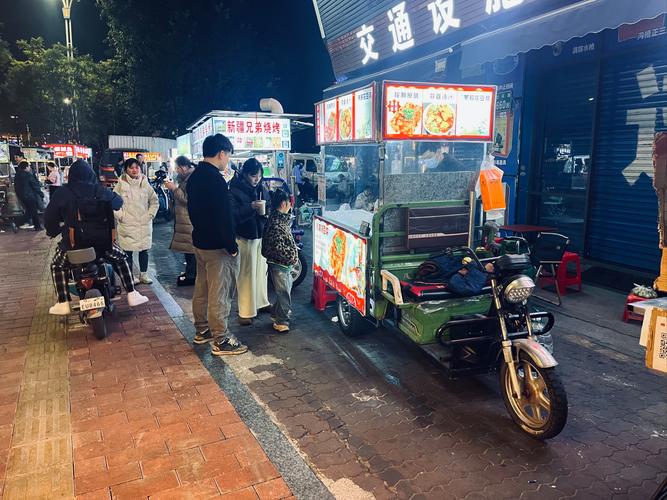个体户在社区街角经营的小吃店场景