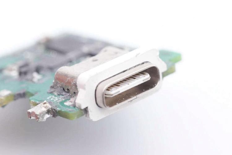 USB-C快充数据线内部芯片特写