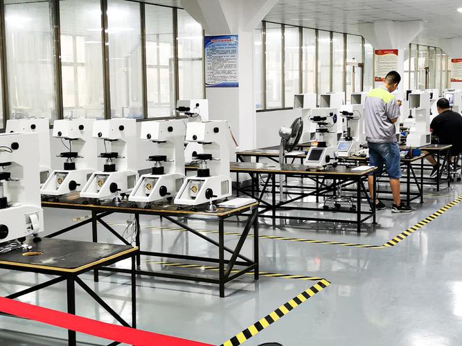 车间台式硬度计工作场景实拍