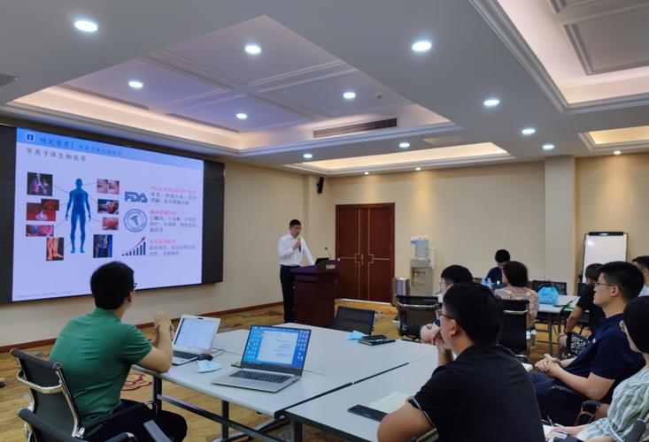 技术经理人连接实验室科学家与企业产品经理沟通场景